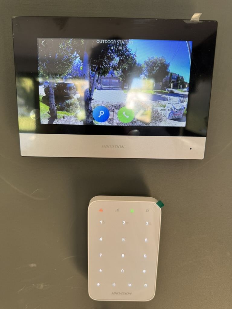 Videoportero IP con vista de la calle y teclado de alarma