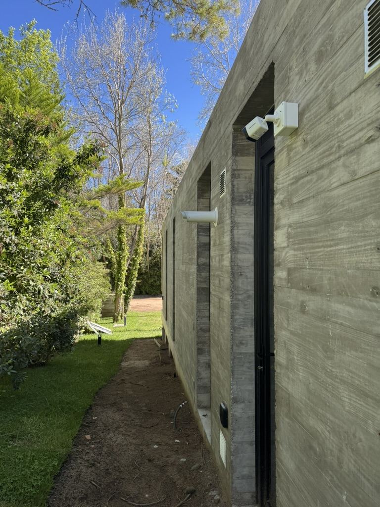Cámaras exteriores sobre el lateral de la casa