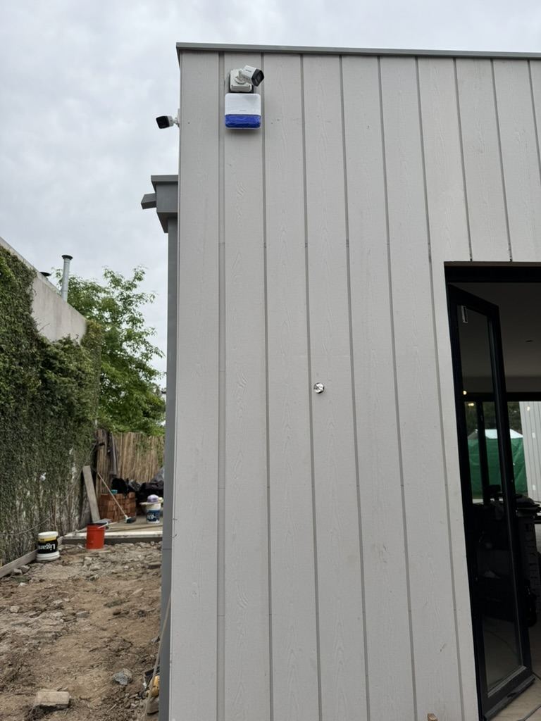 Sirena exterior de la alarma junto a las cámaras